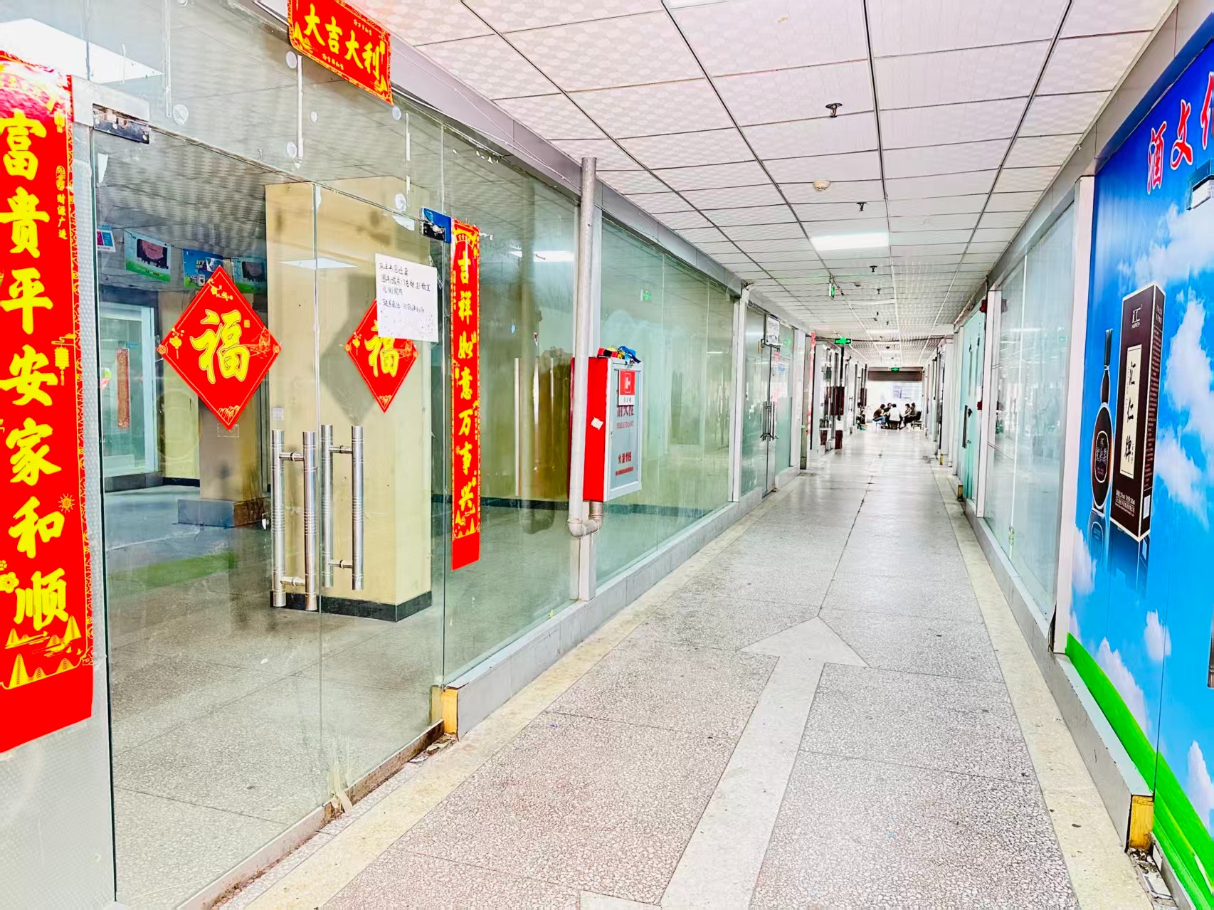 安康路园区位于洛阳市老城区春都路商贸核心区域，周边商业氛围成熟，交通便利，配套完善。依托传统副食品商贸资源，园区具备良好的经营基础和人气优势，是企业办公、商品展示、批发零售及创业发展的理想选择。